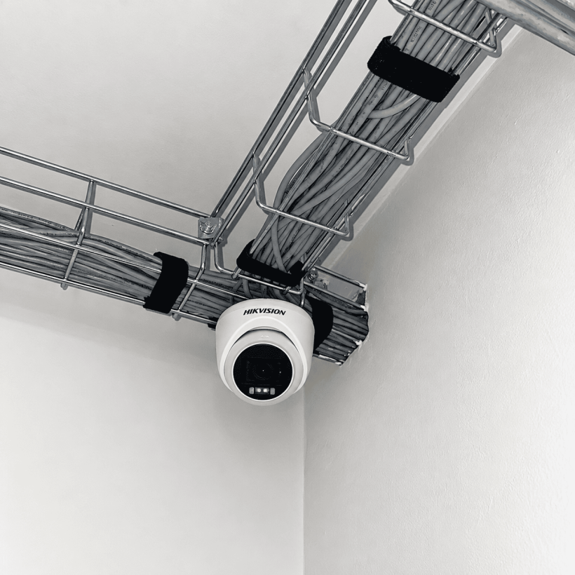 camara-renova Cámara de seguridad instalada junto a una bandeja de cableado en Renova.