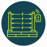 Cerca eléctrica de seguridad con postes, cables y un controlador.