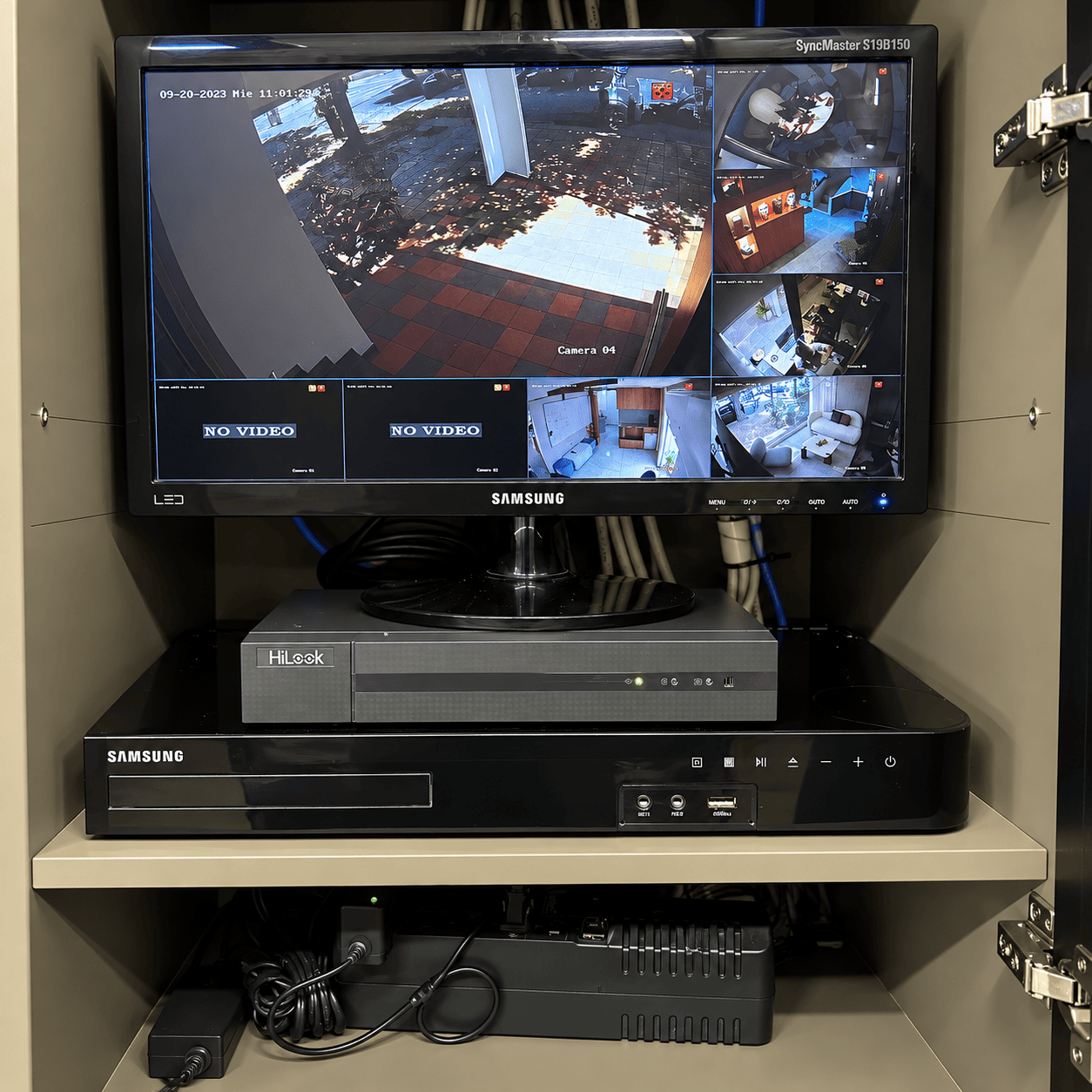 Monitor y grabadores del sistema de videovigilancia instalados en el rack de A5 Studio.