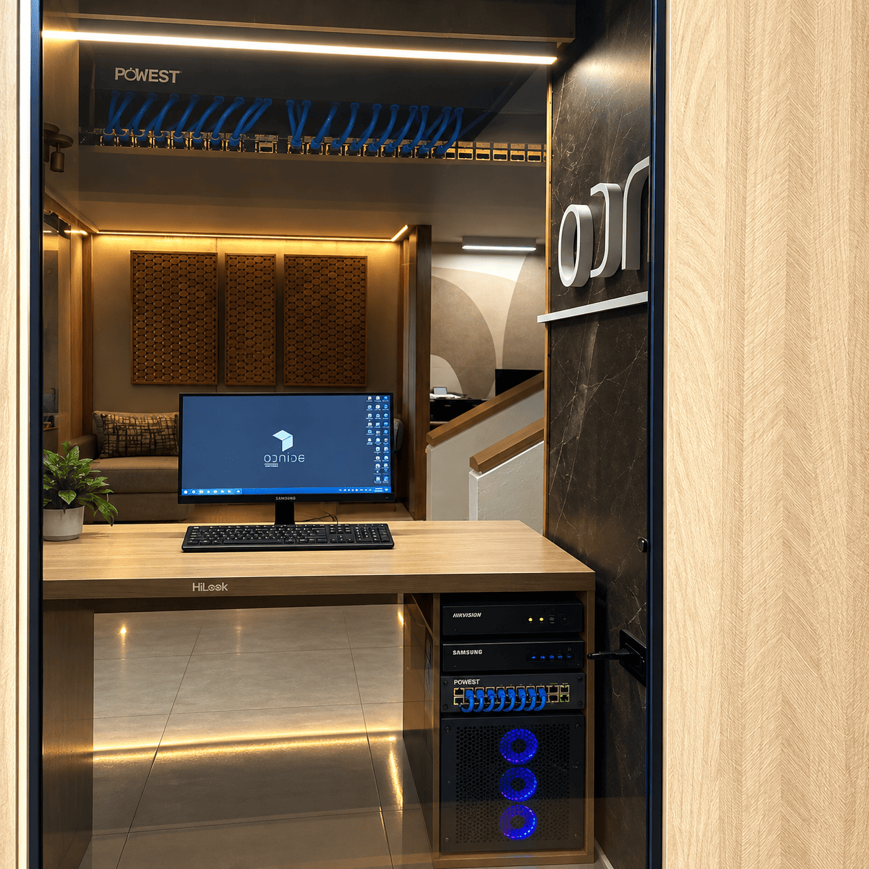 Gabinete con conexiones de red, monitor y equipos de videovigilancia en A5 Studio.