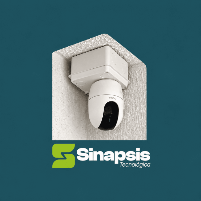Cámara de seguridad doméstica instalada en una esquina, con logotipo de Sinapsis Tecnológica.