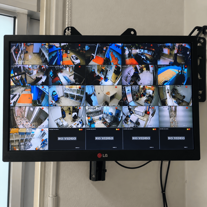 Monitor del sistema de videovigilancia de Callejas del Este con vistas de múltiples cámaras.