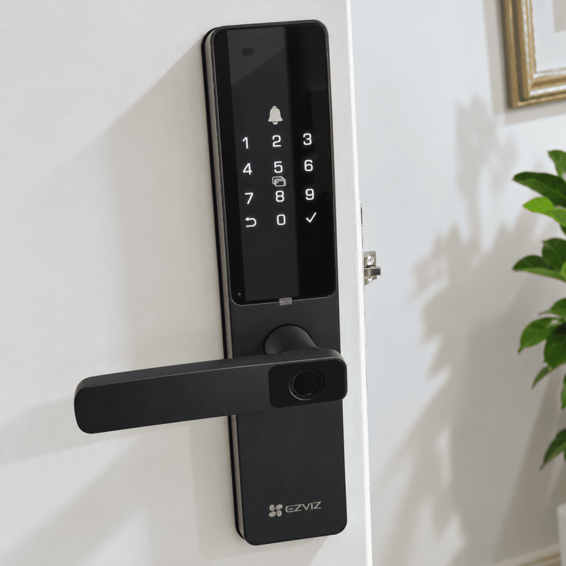 Cerradura inteligente EZVIZ con teclado numérico iluminado para acceso mediante código.