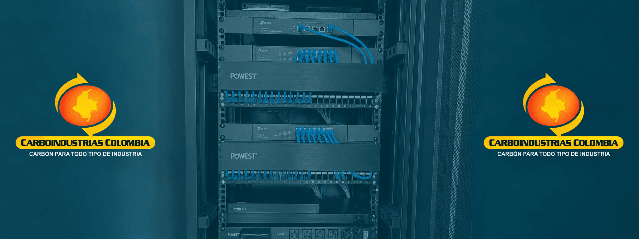 Rack de comunicaciones con cableado de red y logotipos de Carboindustrias Colombia.