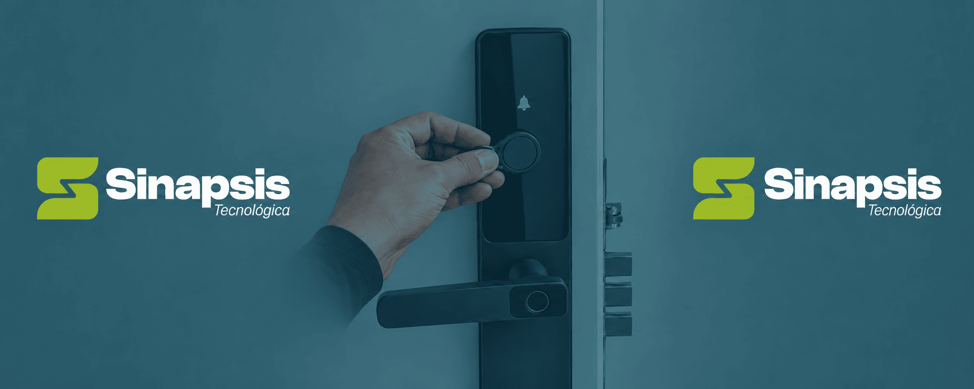 Persona utilizando una cerradura inteligente en una puerta, con logotipos de Sinapsis Tecnológica.
