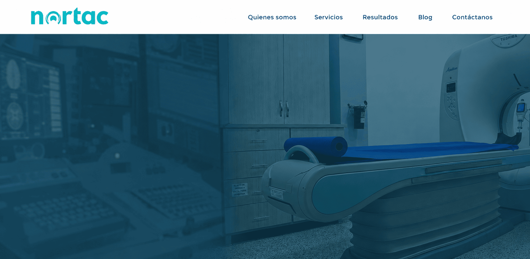 Cabecera del sitio web de Nortac con un equipo de tomografía y pantallas de imágenes diagnósticas.