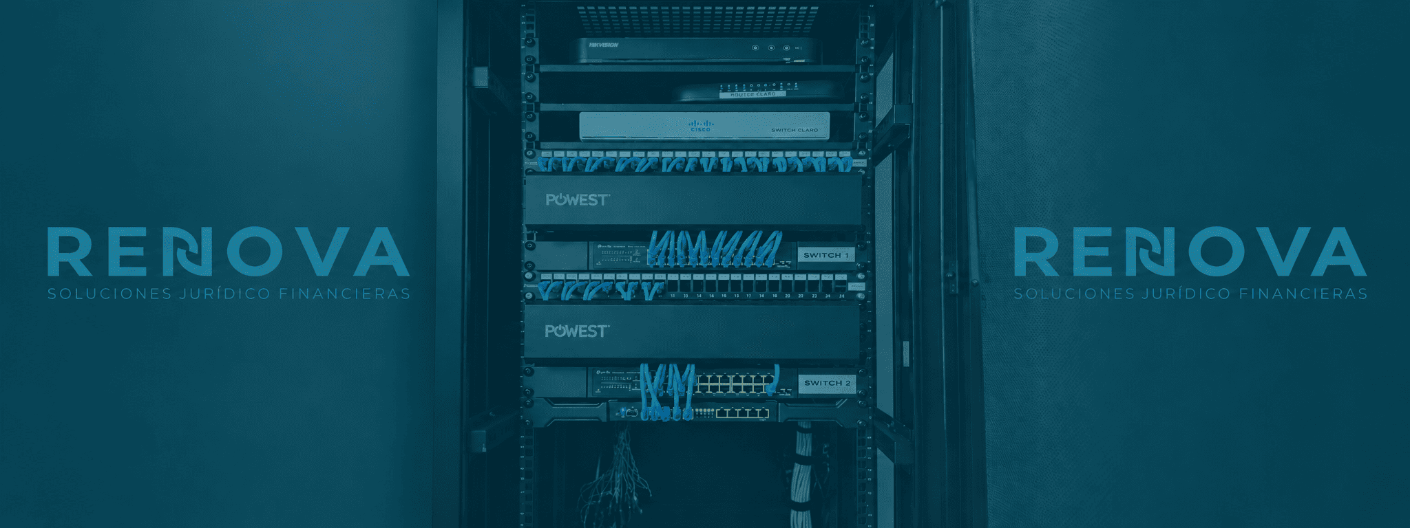 Rack de comunicaciones de Renova con paneles de conexión y cableado de red.