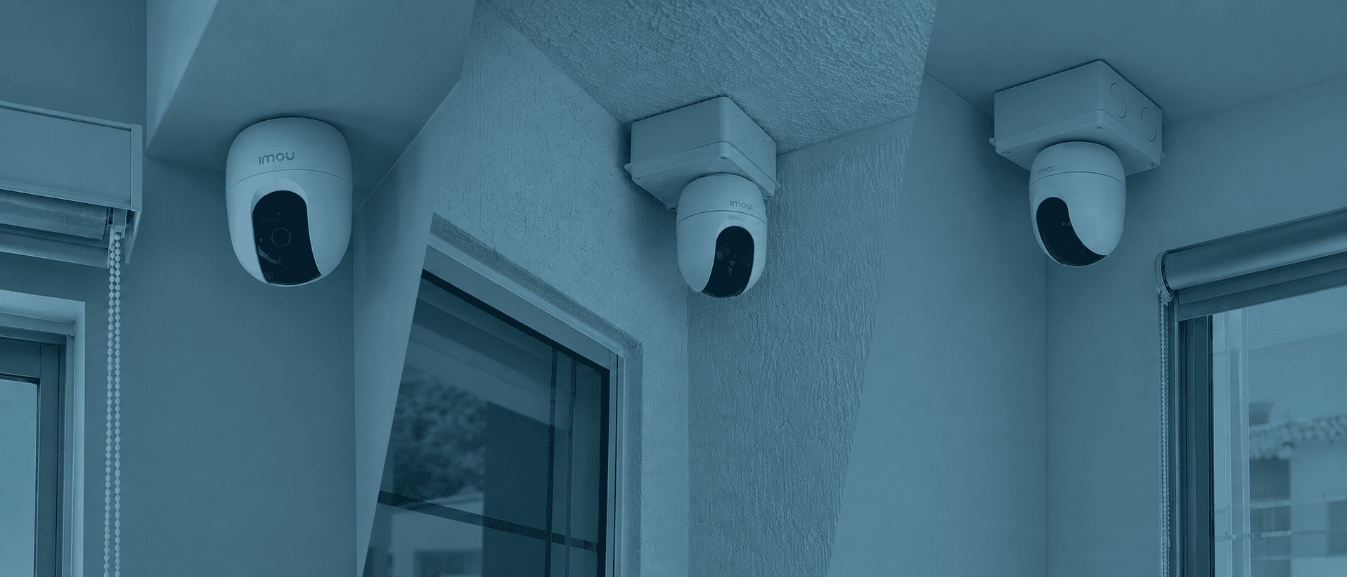 Cámaras de seguridad instaladas en las esquinas de una vivienda.